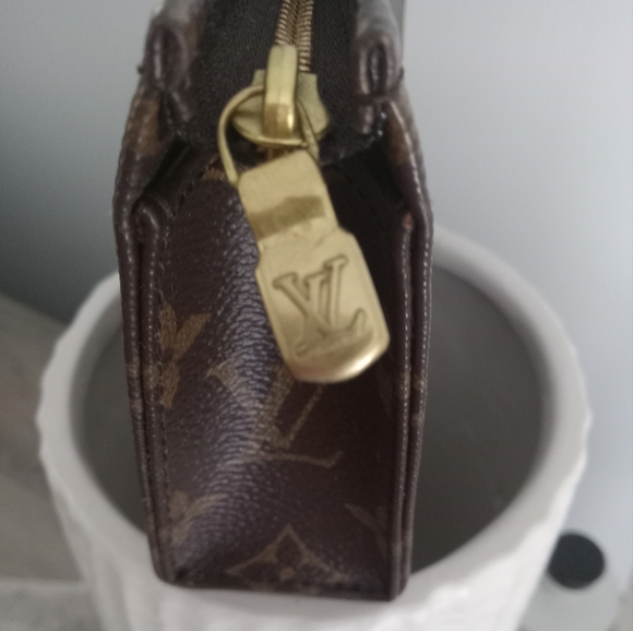Louis Vuitton Toiletry Pouch 15 - Picture 5 of 8